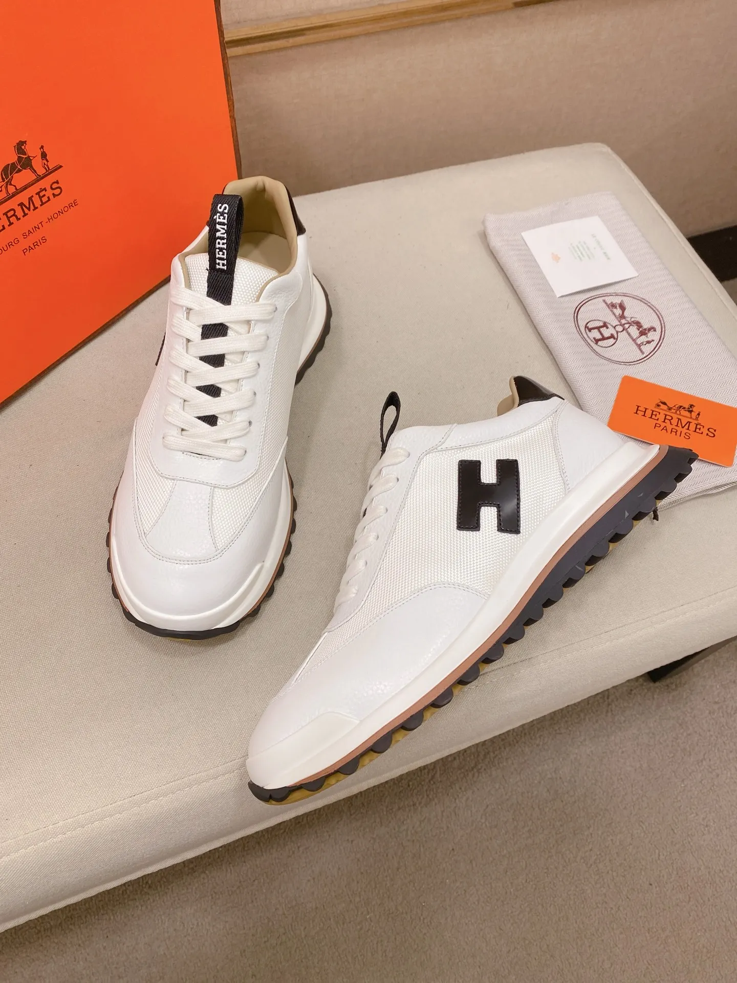 Men's shoes💰: 640💰HERMES/Hermes Leader sneakers! Tech twill, calfskin and suede goatskin sneakers featuring paneled multicolor twill, calfskin and suede. Lightweight geometric sole for a stylish urban look. Product details: White and orange rubber sole Black rubber sole with orange rubber insert Light natural leather insert White rubber toe cap Beige lambskin insole and lining Cotton strap, rubber lettering Sole height: 4cm Size: 38-39-40-41-42-43-44 (45.46 custom-made)